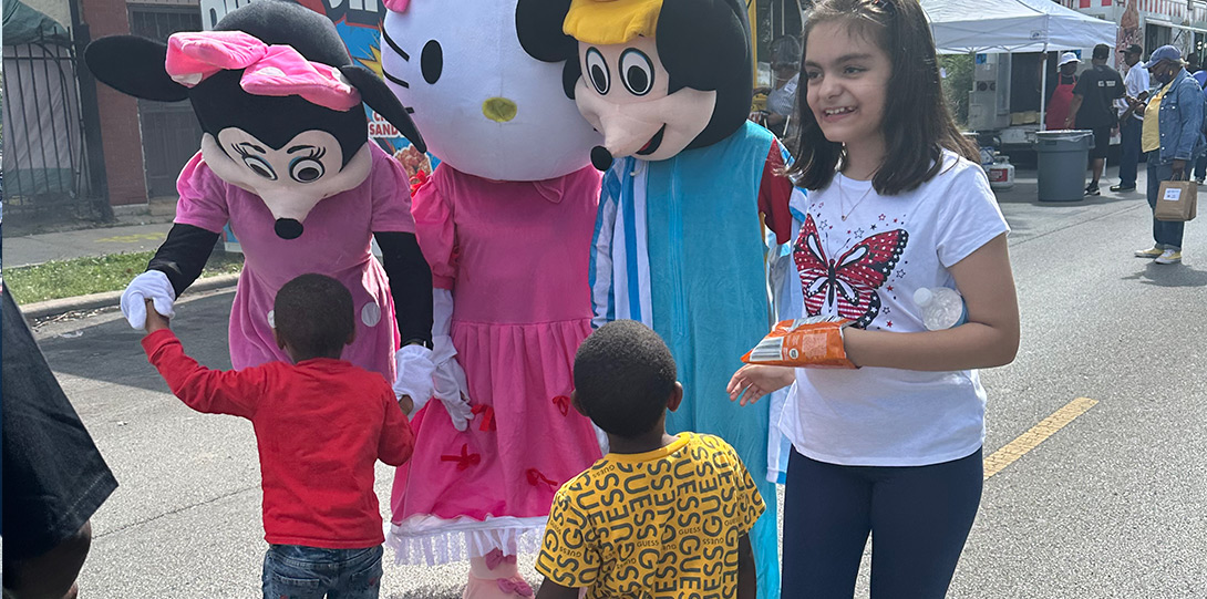 small children interacting with people in Mickey and Minnie Mouse costumers